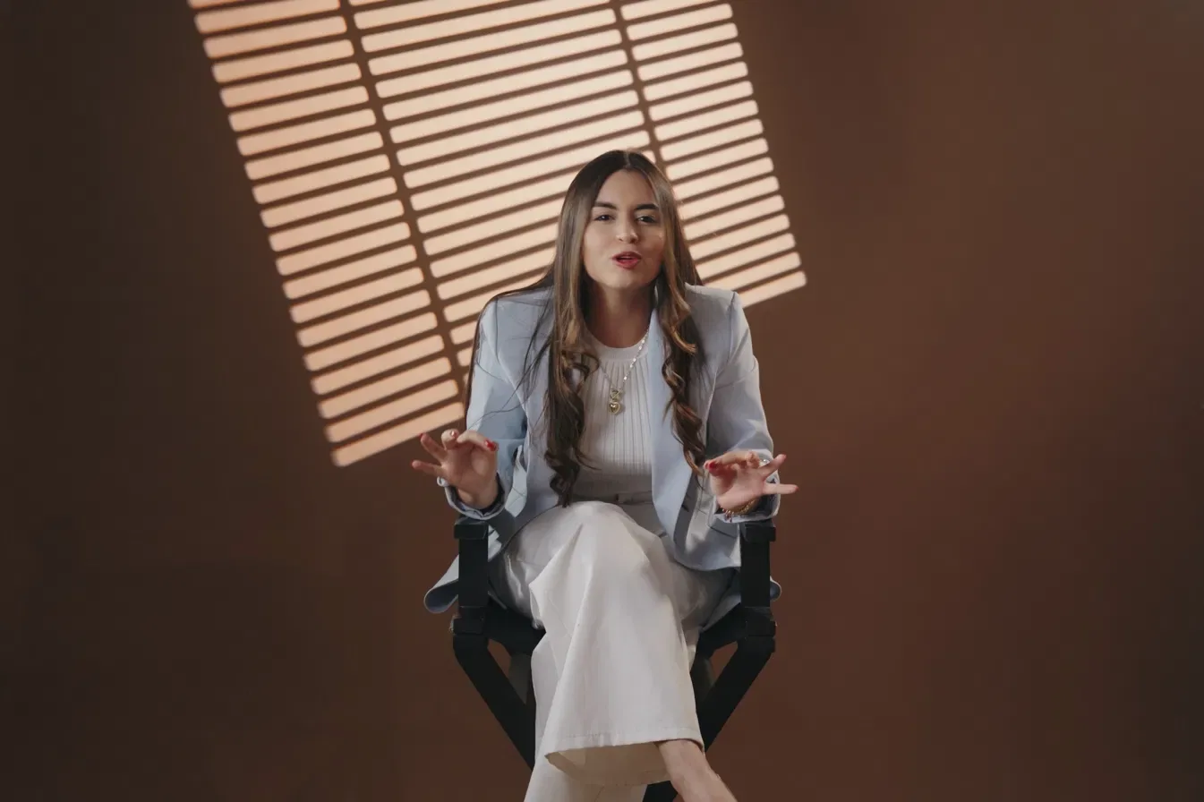 Camila Reyes hablando frente a cámara en el estudio